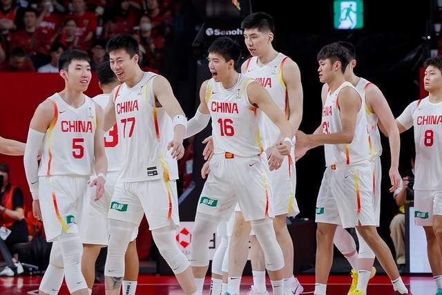 爱游戏登录入口-给中国男篮将帅打分：朱俊龙胡金秋满分，郭士强及两大心腹不及格